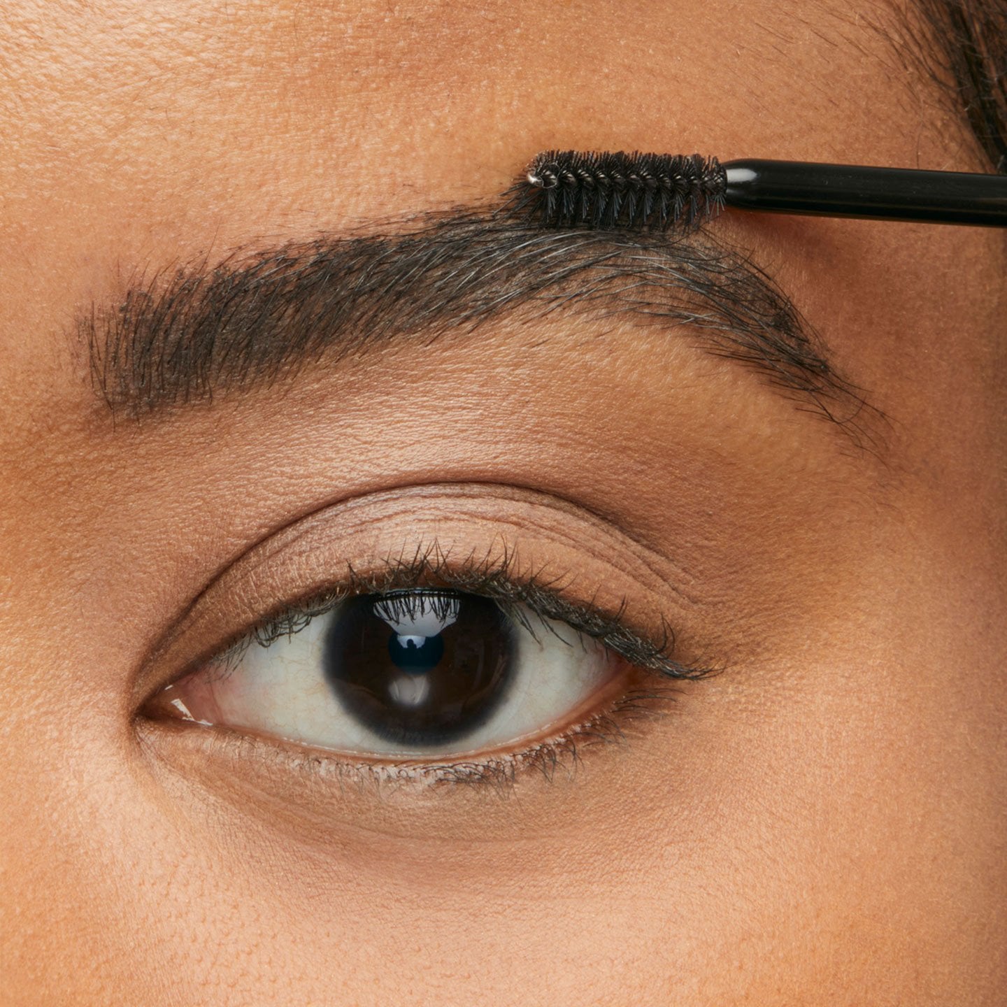 396104029-maybelline-express-brow-fast-sculpt-macro-application-step-2-youma-1440x1440